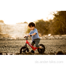 Kinder fahren auf Style Bike / Balance Bike für Baby